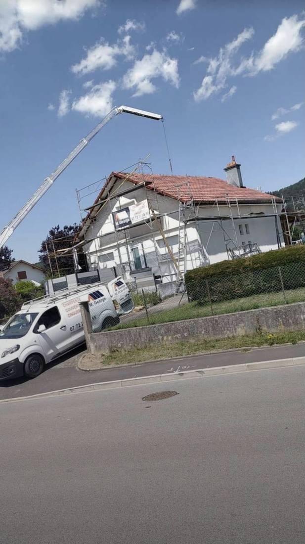 Chantier de couverture M. George avec échafaudage et nacelle