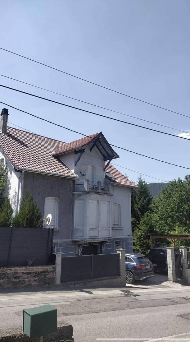 Maison de caractère vosgienne avant travaux de couverture