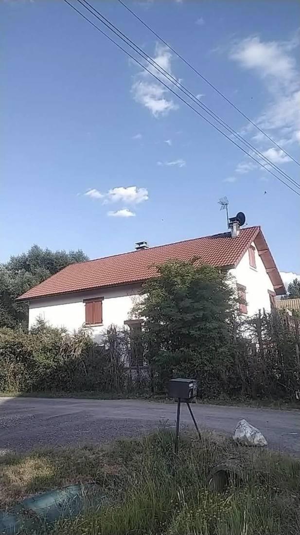Toiture en tuiles rouges neuves posée sur une maison individuelle